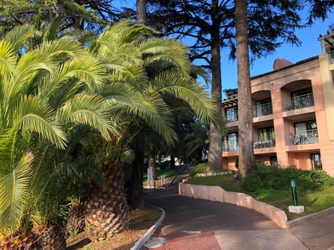 Property building, Garden, Balcony/Terrace