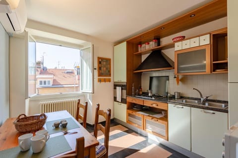 Kitchen or kitchenette, Dining area, Communal kitchen