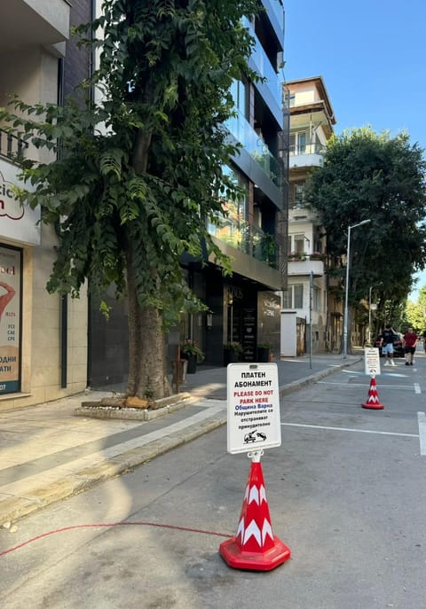 Street view, Location, Parking