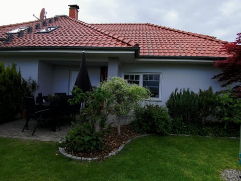 Property building, Patio, Facade/entrance, Garden