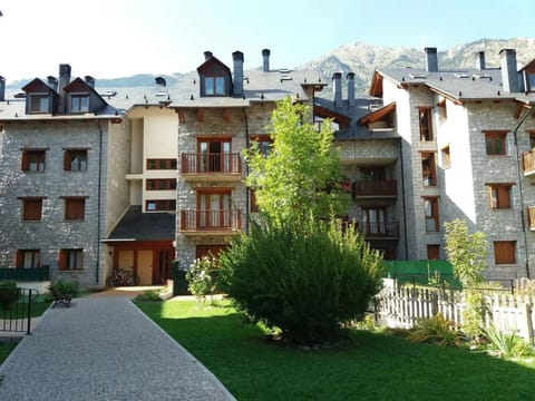 Property building, Facade/entrance, Natural landscape, Garden, Lobby or reception, Garden view, Street view