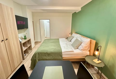 Bed, TV and multimedia, Photo of the whole room, Seating area, Bedroom, wardrobe
