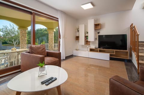 Communal lounge/ TV room, TV and multimedia, Living room, Dining area