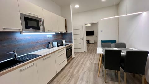 Coffee/tea facilities, Kitchen or kitchenette, Dining area, dishwasher, oven