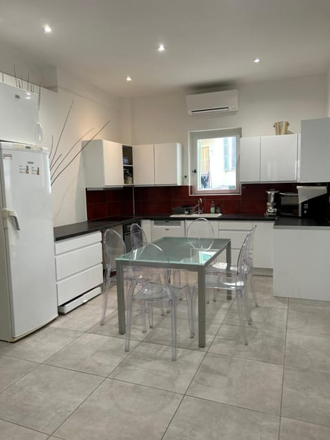 Kitchen or kitchenette, dishwasher