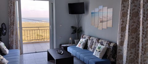 Natural landscape, TV and multimedia, Living room, Seating area, Mountain view