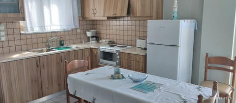 Kitchen or kitchenette, Dining area, Breakfast, pet friendly, stove, toaster