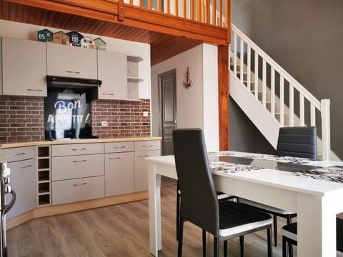 Kitchen or kitchenette, Dining area