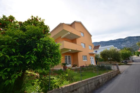 Property building, Neighbourhood, Garden view, Mountain view, Street view