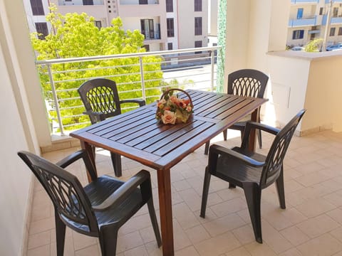 Balcony/Terrace, Street view