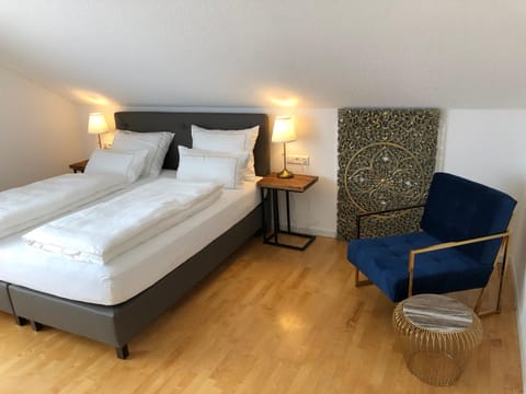 Photo of the whole room, Decorative detail