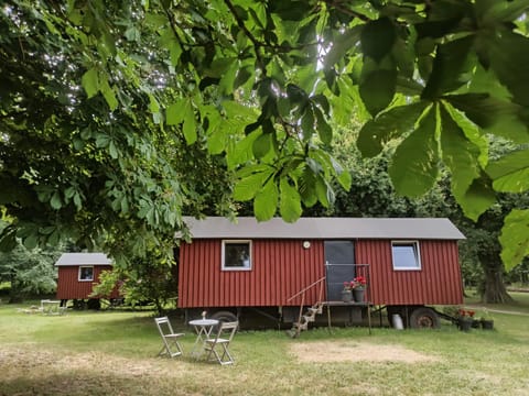 Schäferwagen auf dem Biogut-Saalkow Campground/ 
RV Resort in Mecklenburg-Vorpommern, Germany
