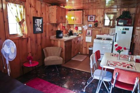 Cabin #6 - Casablanca cabin Cabin in Carp Lake