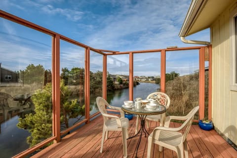 Shore Delight Waldport Home and Deck, Walk to Beach House in Waldport