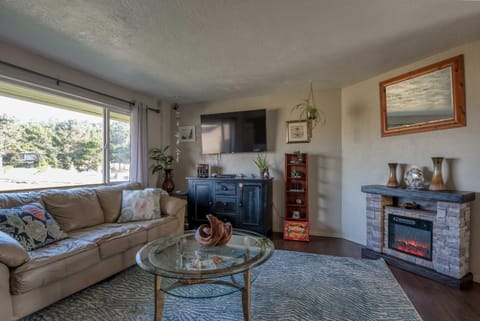 Shore Delight Waldport Home and Deck, Walk to Beach House in Waldport