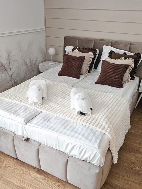 Bed, Photo of the whole room, Bedroom, towels