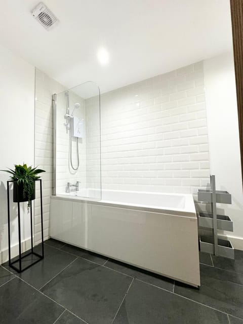 The Kipling Inn, 4 - Bed, Sleeps 7, Pets Welcome House in England