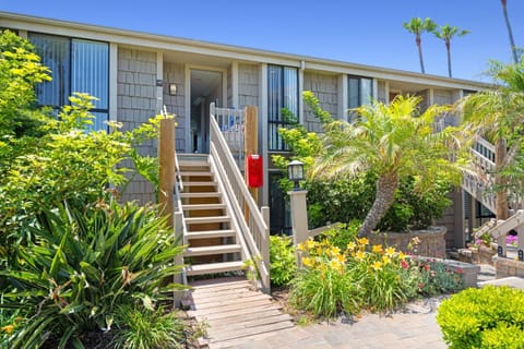 D18 - Bradley Beachfront House in Oceanside