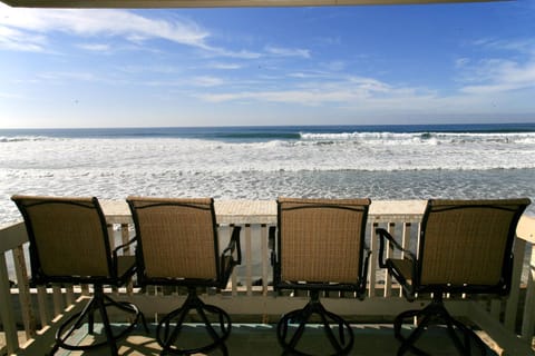 D18 - Bradley Beachfront House in Oceanside