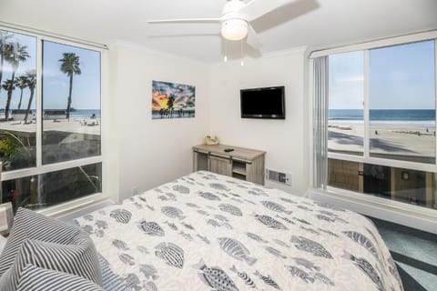 E112 - Skeen's Beachfront House in Oceanside