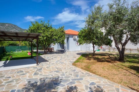 Property building, Day, Garden, Garden view
