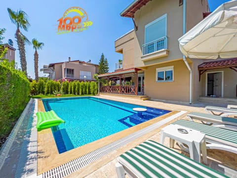 Property building, Patio, Day, Pool view, Swimming pool, sunbed