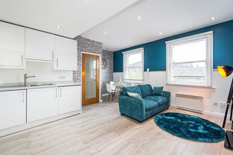 Kitchen or kitchenette, Living room, Seating area, Dining area, internet, kitchen