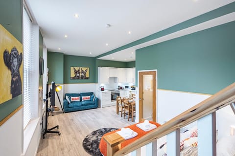Bed, TV and multimedia, Living room, Photo of the whole room, Seating area, Dining area
