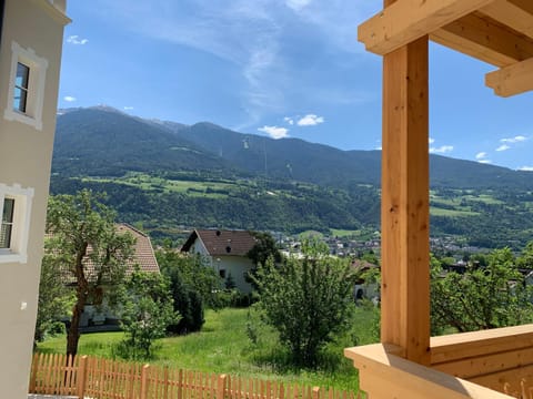 Nearby landmark, Spring, Off site, Neighbourhood, Natural landscape, Skiing, Hiking, Cycling, Mountain view, Time of day