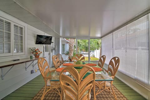 Sunny St Pete Cottage about 1 Mi to Tropicana Field! House in Historic Kenwood