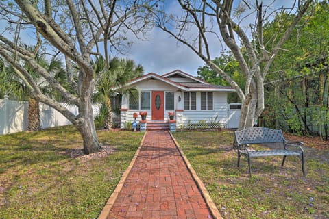 Sunny St Pete Cottage about 1 Mi to Tropicana Field! House in Historic Kenwood