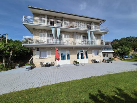 Property building, Patio, Day, Garden, Balcony/Terrace, Garden view