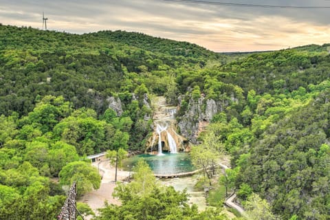 Cedar Falls Cabin Nestled by Honey Creek Cabin in Davis