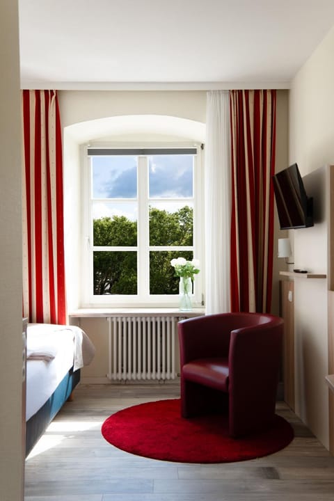 TV and multimedia, Photo of the whole room, Seating area, Bedroom