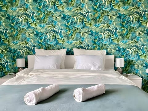 Bed, Living room, Photo of the whole room, Bedroom