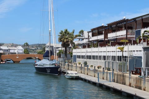 Facade/entrance, Neighbourhood