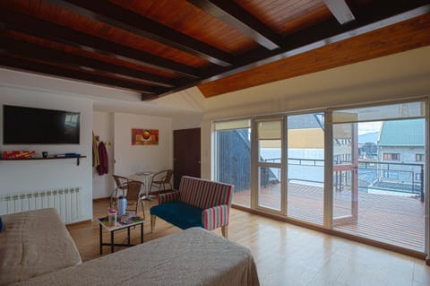 Communal lounge/ TV room, TV and multimedia, View (from property/room), Balcony/Terrace, Living room, Seating area, Dining area, Evening entertainment