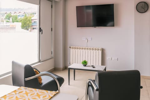 Communal lounge/ TV room, TV and multimedia, Living room, Seating area, Dining area, Evening entertainment, internet
