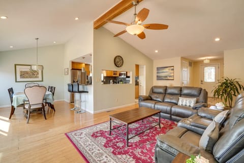 Vallejo Home with Spacious Deck, Hot Tub and Views House in Vallejo