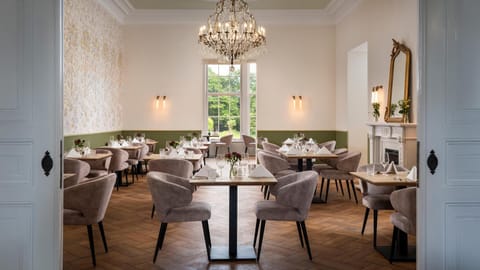 Restaurant/places to eat, Banquet/Function facilities