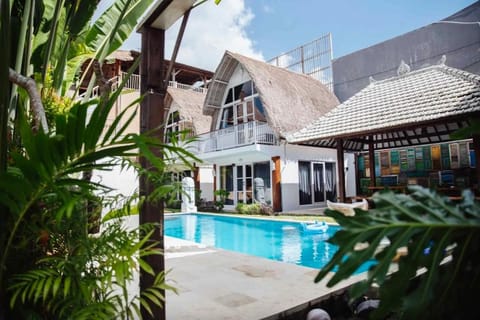 Happy Days Villa Hotel in North Kuta