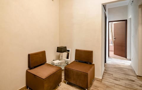 Amazing House with Jacuzzi and Huge PVT Garden Apartment in South Athens