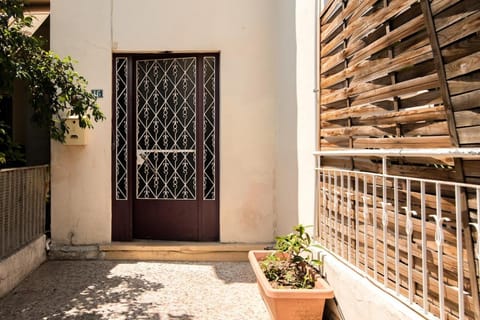 Amazing House with Jacuzzi and Huge PVT Garden Apartment in South Athens