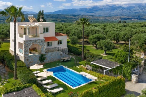 Property building, Natural landscape, Bird's eye view, Garden, Garden view, Mountain view, Pool view, Swimming pool, sunbed