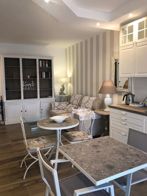 Kitchen or kitchenette, Seating area