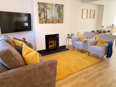 Stunning New House - Great Location - Garden - Parking - Fast WiFi - Smart TV - Beautiful 2 Bedroom House sleeps up to 6! Only 5 min drive to Sandbanks beach! House in Poole