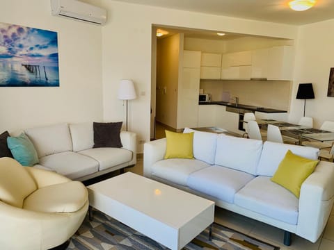 Kitchen or kitchenette, Living room, Seating area, Dining area, air conditioner