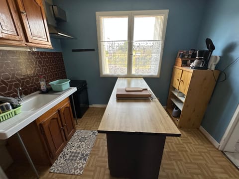 Kitchen or kitchenette, Dining area, minibar, pet friendly, stove