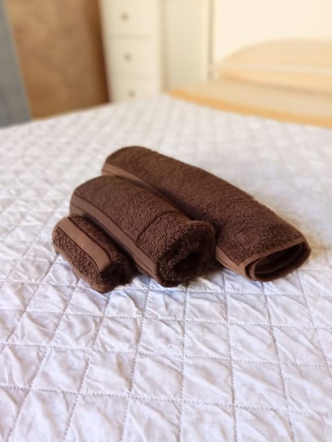 Bed, towels