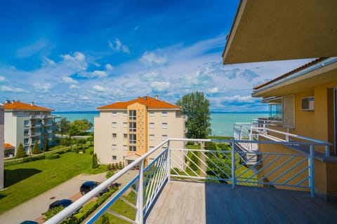 View (from property/room), Balcony/Terrace, Lake view